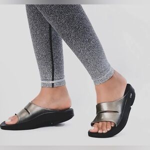 Oofos Women's Metallic Grey Luxe Slide Sandals sz 11